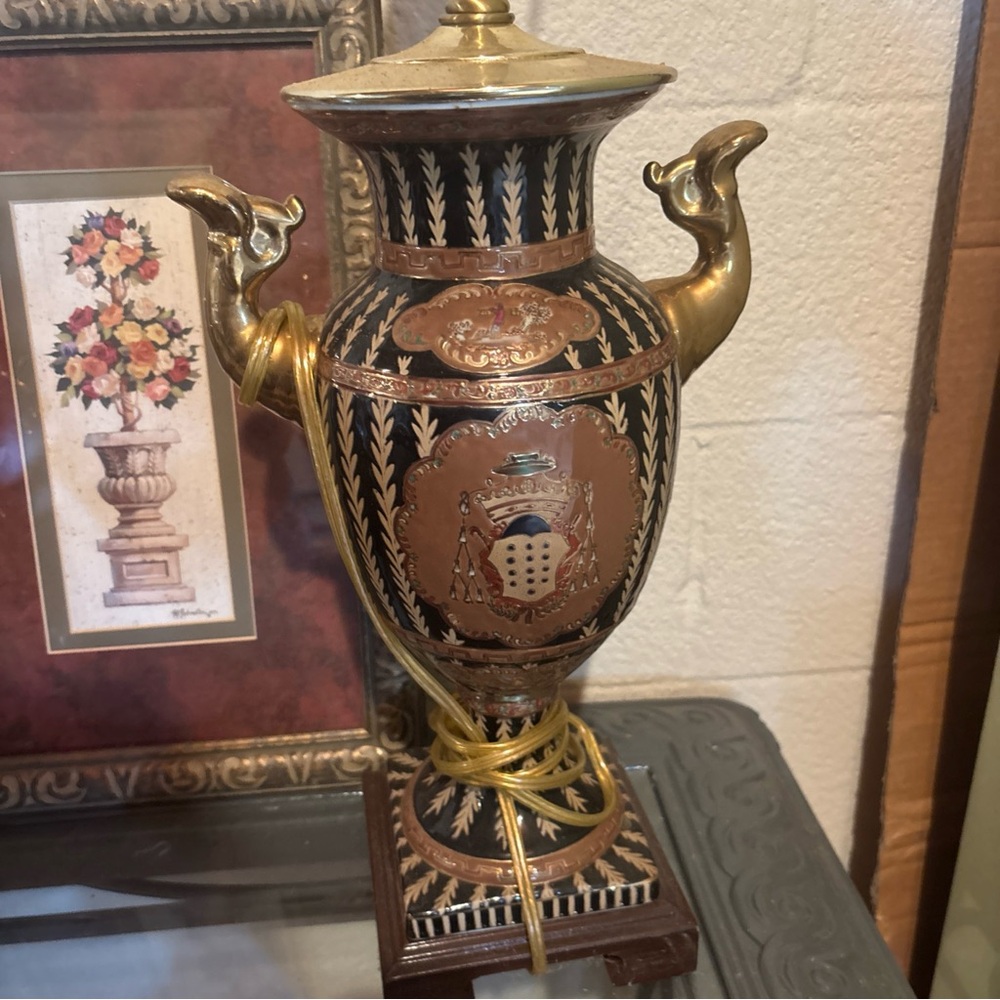 Vintage Black and Gold Ornate lamp